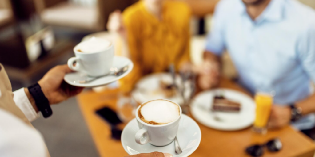 Mais do que servir uma bebida, o café especial cria um ritual coletivo. Ele convida os convidados a desacelerar, sentir aromas, comentar sabores e compartilhar impressões. Esse tipo de experiência torna a confraternização mais humana, acolhedora e memorável.
Em eventos corporativos, por exemplo, o café especial ajuda a quebrar o gelo, aproxima as pessoas e transmite uma imagem de cuidado e profissionalismo.