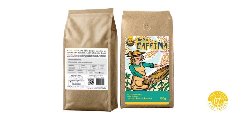 Blend 100% Arábica O Dona Cafeína é composto exclusivamente por cafés da espécie Arábica, conhecida por sua maior complexidade aromática, acidez mais refinada e teor de cafeína mais equilibrado em comparação à Robusta. A escolha por um blend de diferentes lotes Arábica permite combinar o melhor de cada produtor e lote, criando uma bebida com equilíbrio, consistência e uma experiência sensorial completa.